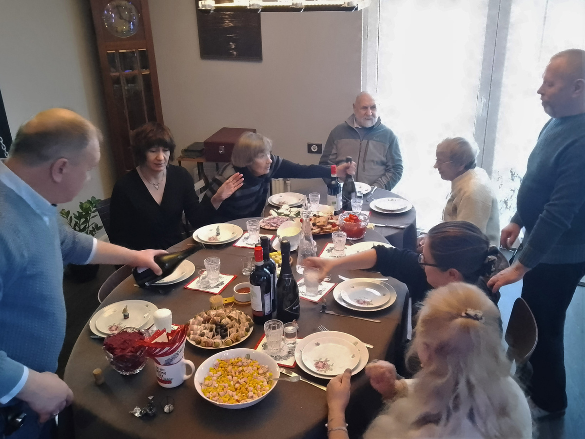 Получилось по-старинке, на сдвинутых столах