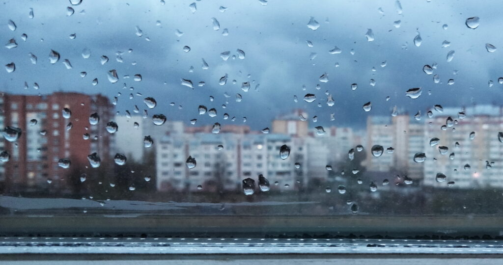 Почему от пластиковых окон тянет холодом: одна скрытая деталь устраняет проблему — подоконник станет тёплым даже в сильные морозы