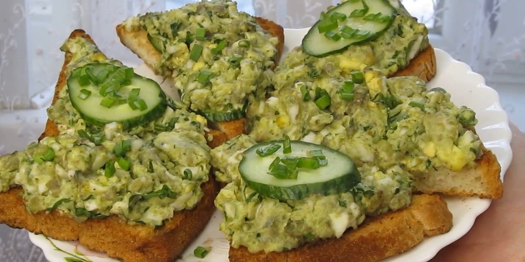 Любимый бутерброд на завтрак, за 10 минут. Вкус, как с кедровыми орешками. Съели мигом, я в восторге.