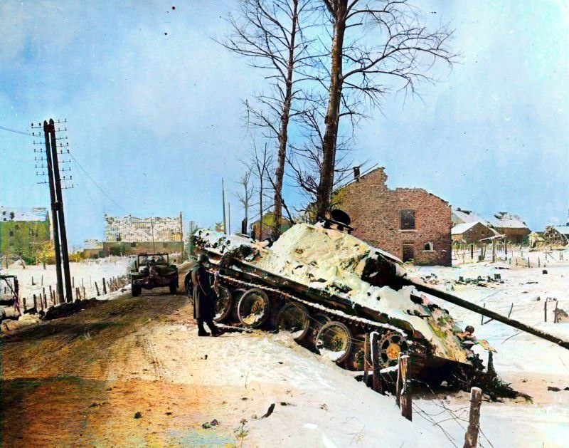 Солдат 7-й бронетанrовой дивизии (7th Armored Division) США осматривает танк Pz.Kpfw. V «Пантера» из 2-го танкового полка СС 2-й танковой дивизии СС «Дас Райх» (SS-Panzer-Regiment 2/2. SS-Panzerdivision «Das Reich»), подбитый в бельгийской коммуне Мане (Manhay). Фото: waralbum.ru
