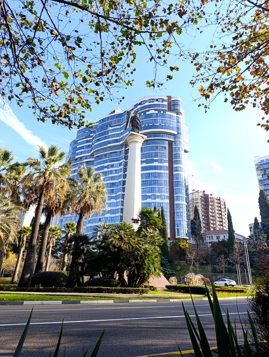 Вот за этим домом улица, на которой я жила