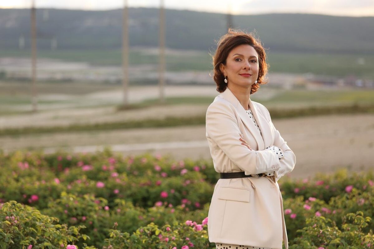 Юлия Гладун в полях роз