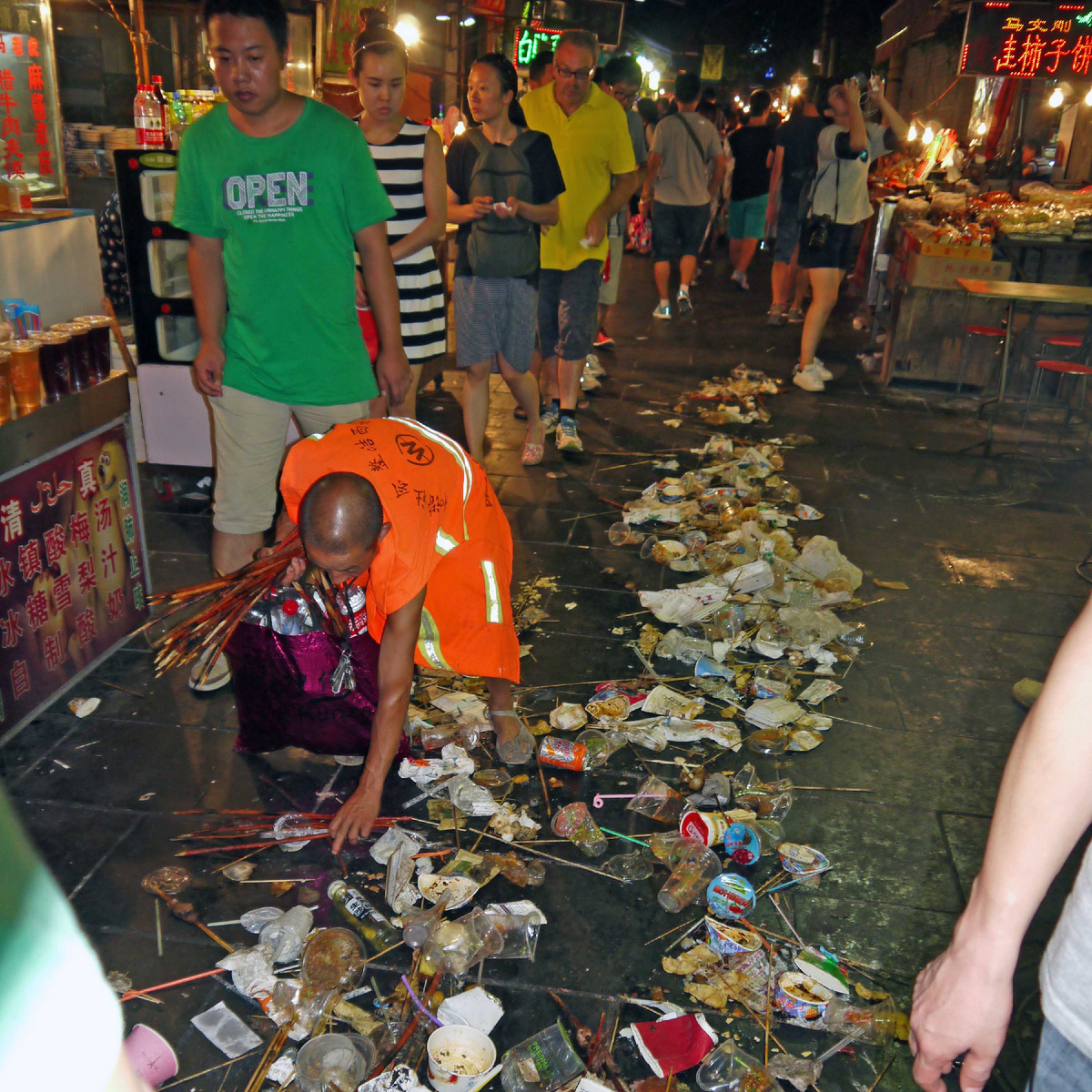 Немного намусорили... Фото автора, сделано в Сиане (Китай). 