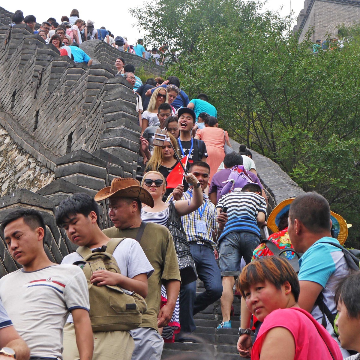 Большинство российских туристов мечтают побывать на Китайской стене, а большинство китайских туристов - в Московском кремле и мавзолее Ленина. Фото автора.