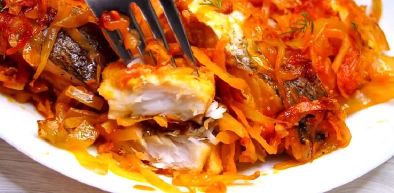 Рыба, тушённая в капусте: секрет семейного ужина, где и рыба, и гарнир – в одной сковороде