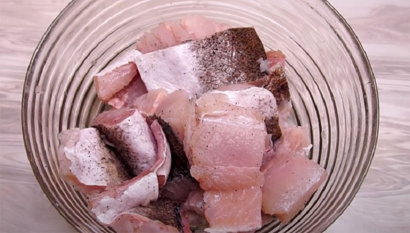 Рыба, тушённая в капусте: секрет семейного ужина, где и рыба, и гарнир – в одной сковороде