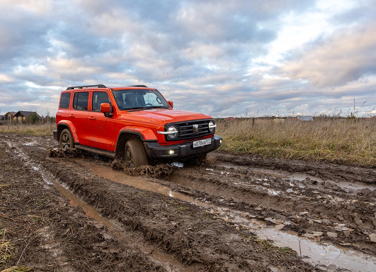 Tank 300 подходит для уверенного передвижения по российским проселкам