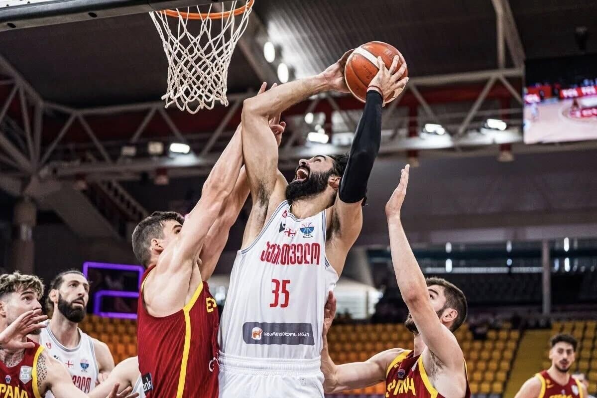 Сборная Грузии и Испании по баскетболу.