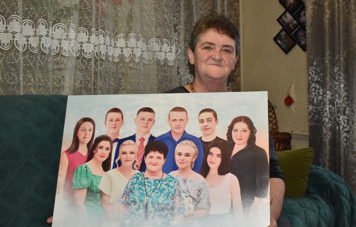 На юбилейный день рождения Ирине Колодезной семья подарила портрет на холсте с фотографиями всех её детей