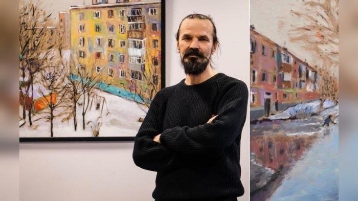 Художник в галереи своих работ