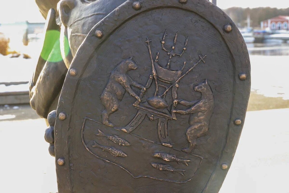 Герб Великого Новгорода на щите кота