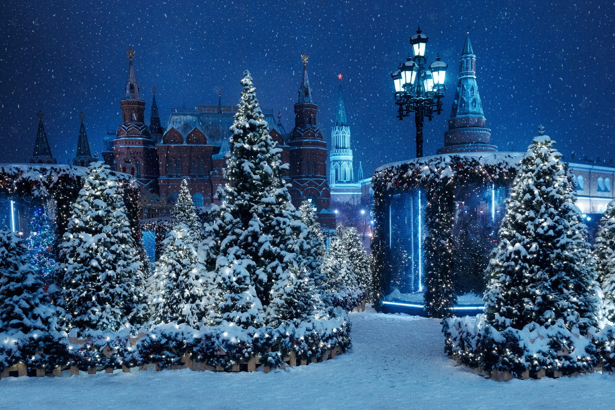 Ночная зимняя Москва в снегу. Манежная площадь украшена к Новому году. Источник фото: shutterstock.com