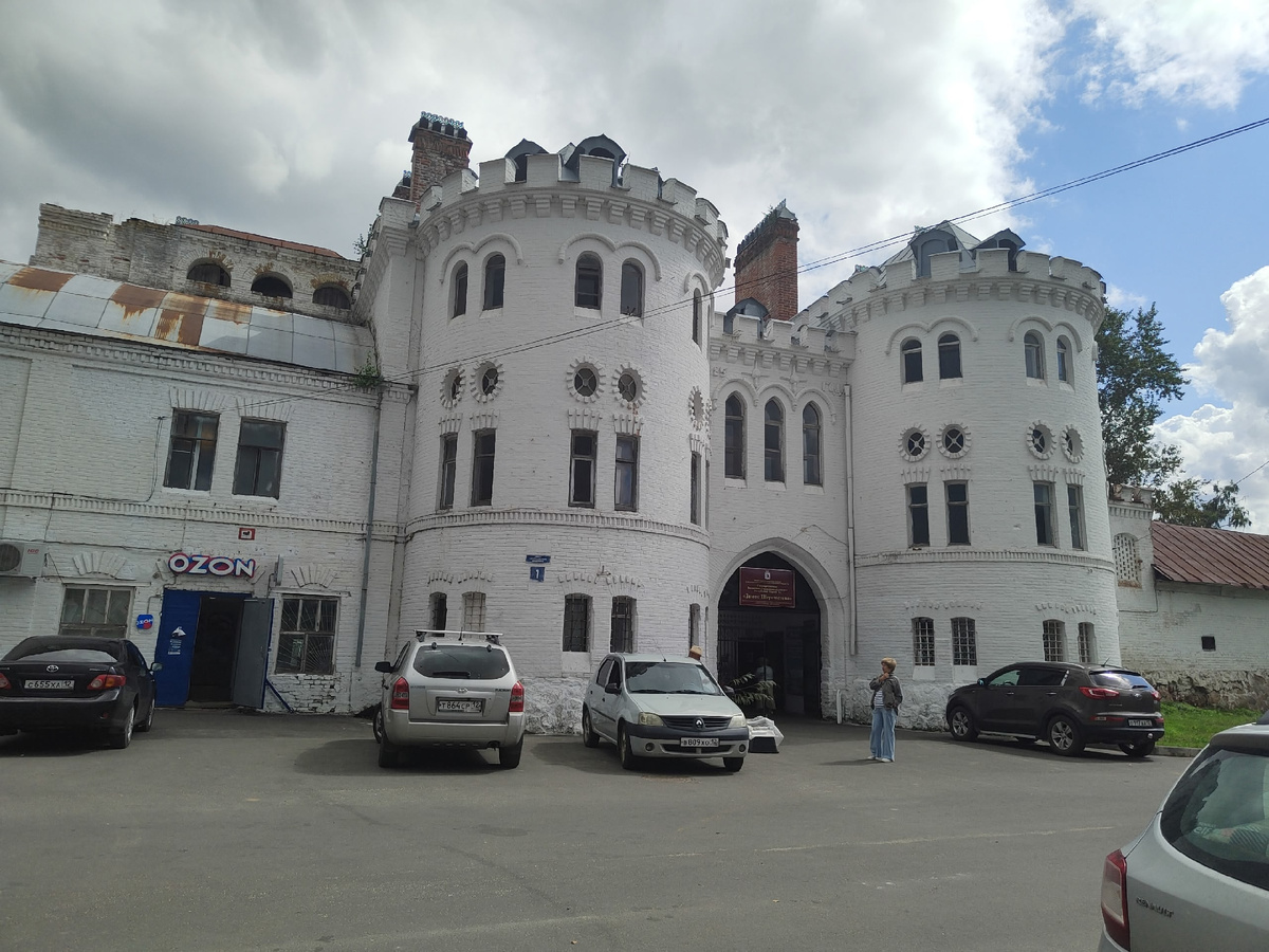 Сохранившаяся часть стены и ворот в замок, в котором сейчас располагатся в том числе и ресторан ШереметевЪ. 