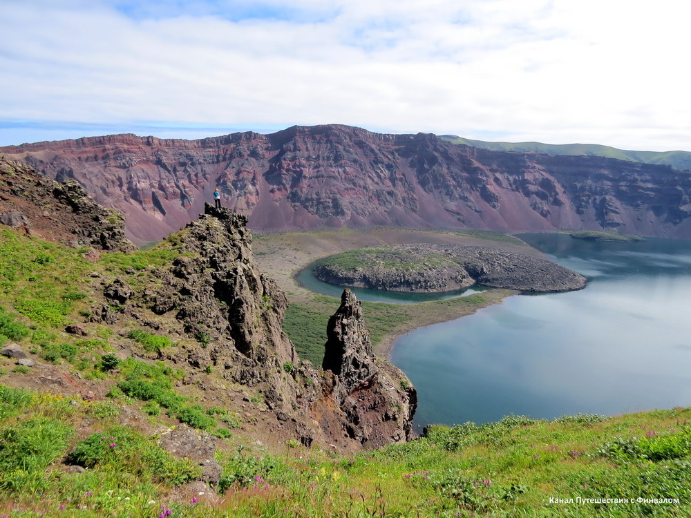 Симушир, кальдера вулкана Заварицкого. Листайте галерею 