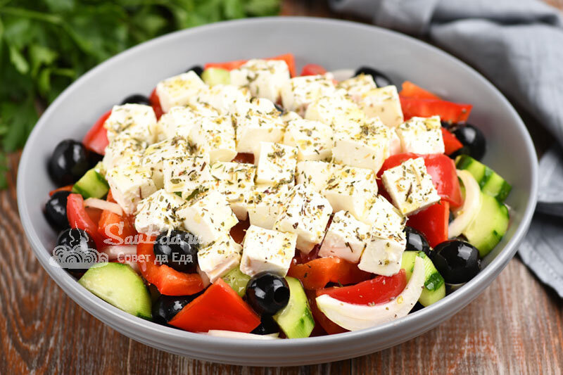 Всего 2 совета и ваш греческий салат будет самым вкусным и красивым на праздничном столе