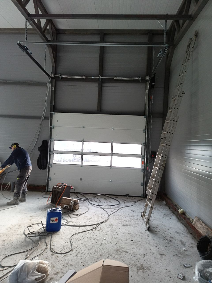 Монтаж гаражных ворот Alutech