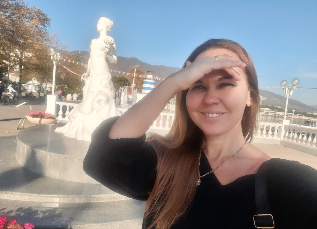 Я у Белой невесты. Солнце глаза слепит.