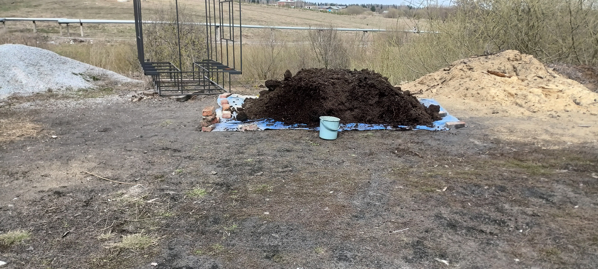 Здравствуйте всем 👋.Хочу рассказать и у вас спросить сколько кто тратит на целый год денежек на огород ?Это удобрения и земля для рассады🙂 Расскажу о себе сколько я потратила в этом году и чего и для чего покупала🙂     Весной в самом конце апреля я купила машину УАЗ перегной-чай навоз за 3700р. Это тот самый лучшие ингредиент для моей рассады🤗 