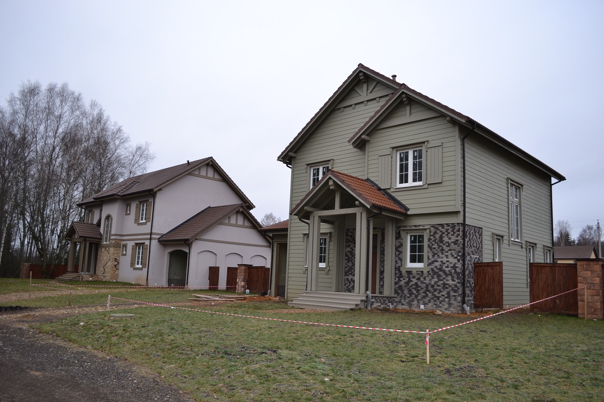 Территория перед домом - условный "палисадник"