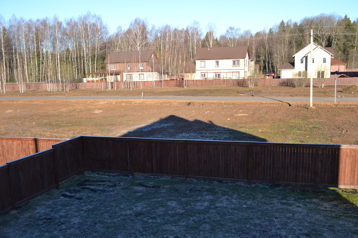 Огороженная часть участка и территория за ним, которую мы в итоге купили (та, что покрыта тенью от дома)