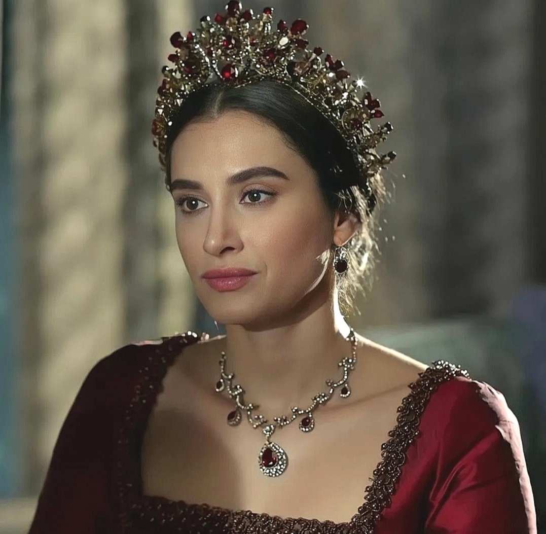 Валиде Турхан.
