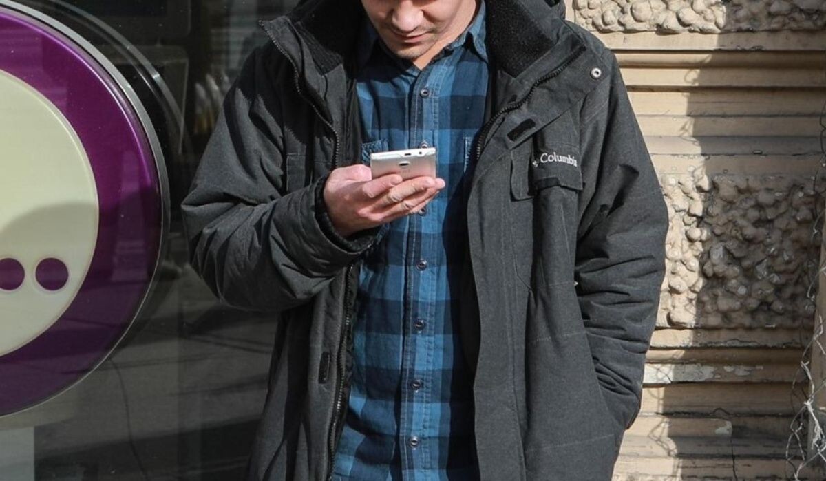     Мужчина с телефоном. Источник: dp.ru Автор фото: Сергей Коньков