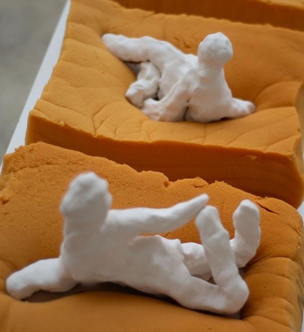 Фрагмент экспозиции Опытного поля. Кёльн. Евгения Чапайкина. Девочки. 2025 г. 