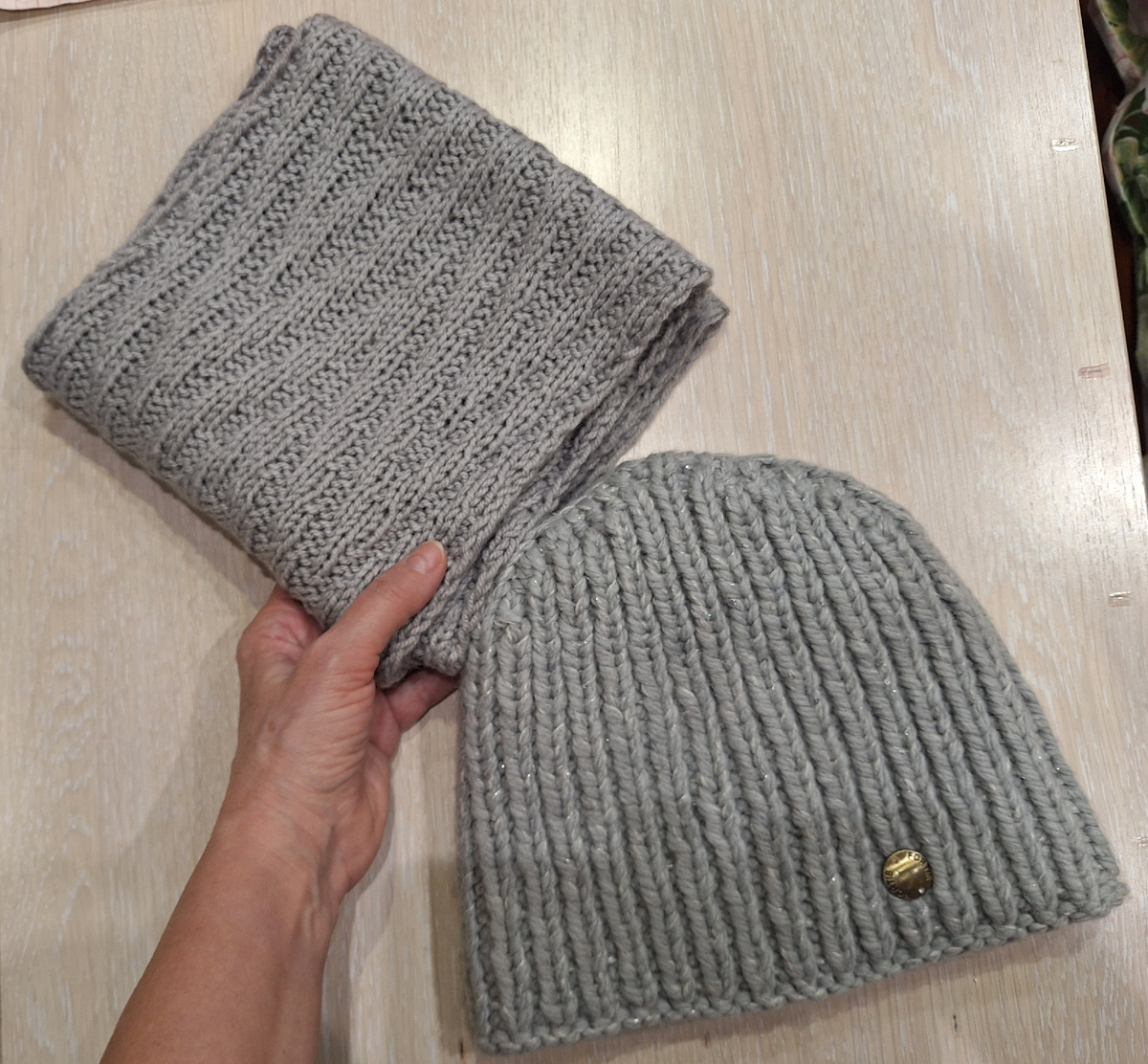 Шапка и шарф себе 