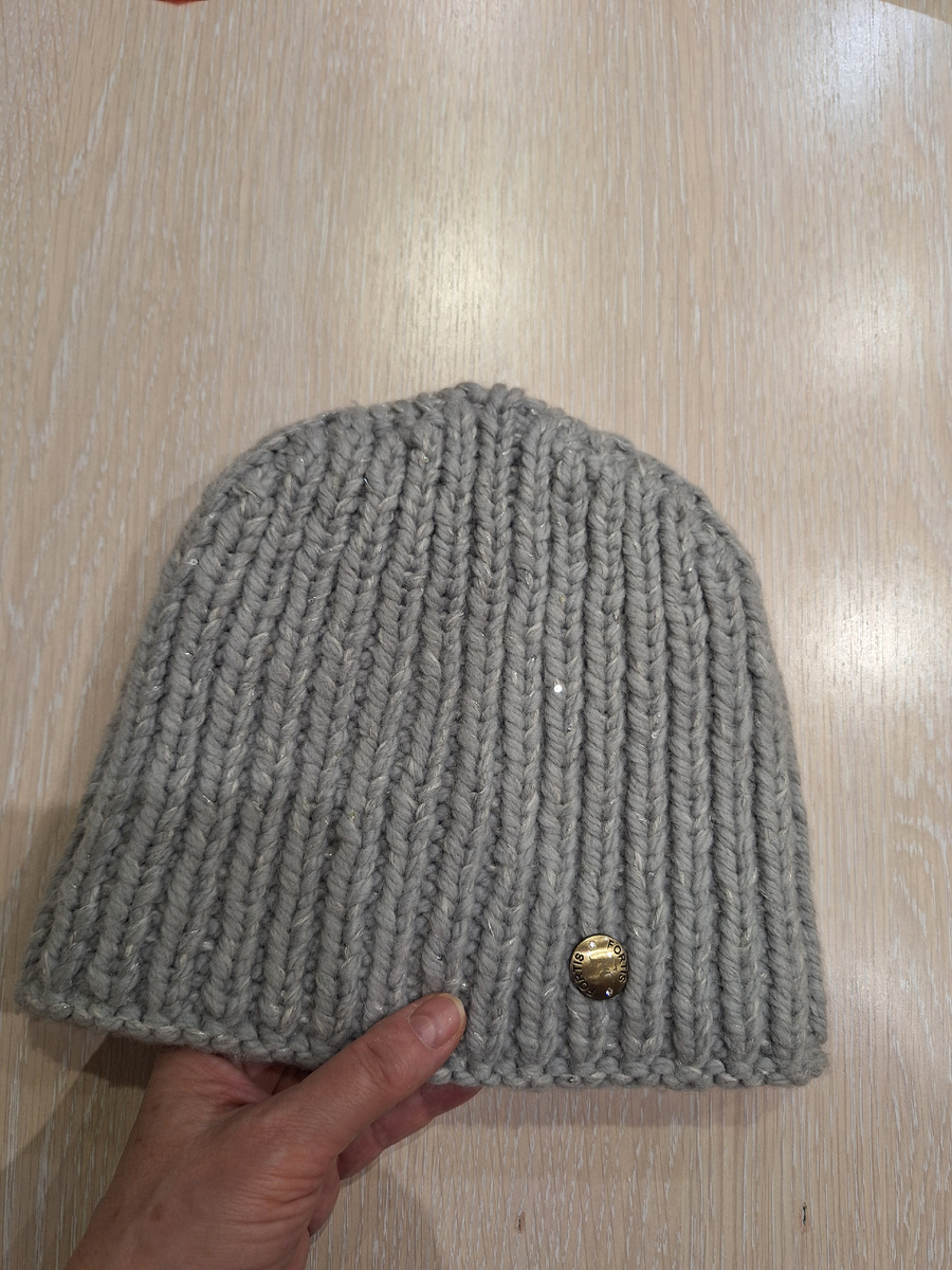 Украшение - металлическая штука со старой шапки. Подклад из флиса 