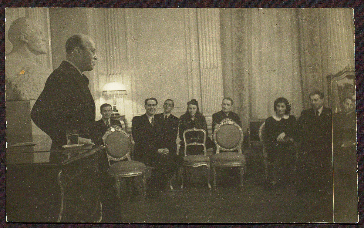 Фотография С.С. Прокофьева во время выступления в ВОКС, посвященного памяти Г. Вуда. Среди присутствующих А.В. Александров, Г.М. Глиэр, К.А. Кузнецов, В.С. Кеменов, М.А. Прокофьева и др. 3 марта 1944 г. РГАЛИ. Ф.1929. Оп. 2.