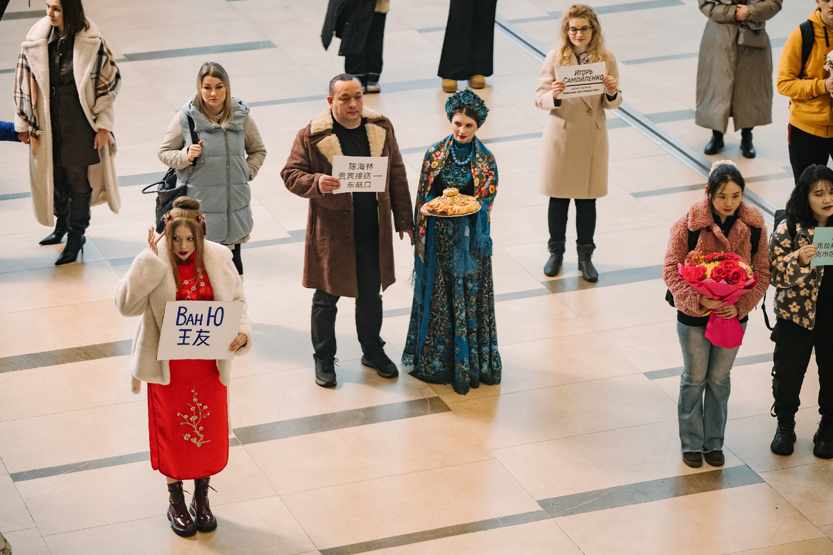В аэропорту Красноярск была развернута съёмочная площадка. Процессы вылетов и прилётов пассажиров при том не останавливались. 