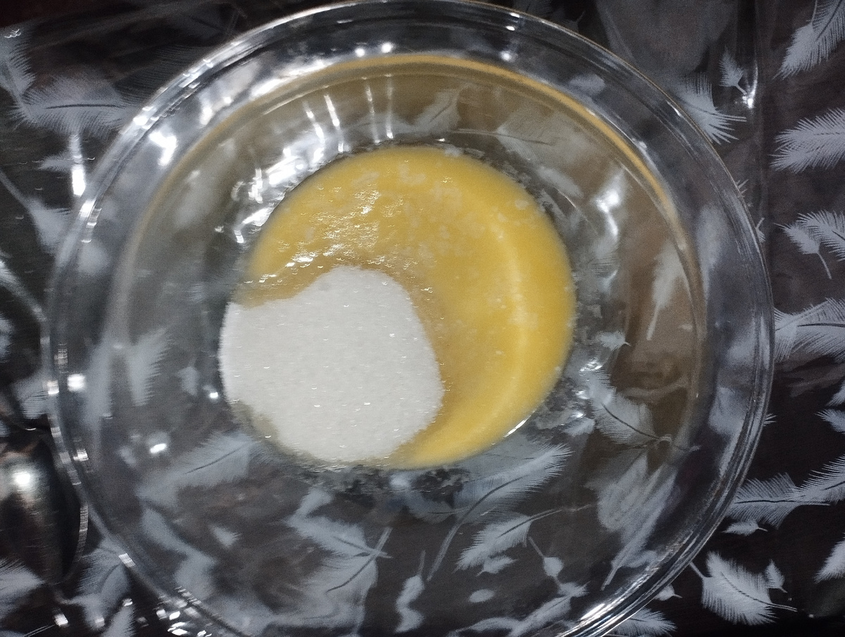 Берём 100гр. СЛИВОЧНОГО МАСЛА, Масло Сливочное разогреваем до жидкого состояния.  Добавляем в Сливочное  Масло 200гр. Сахара.