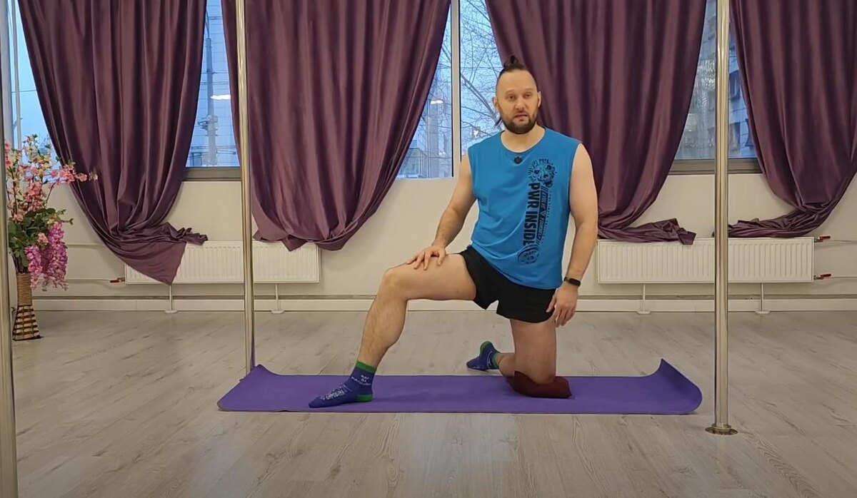 На картинке показываю упражнение для подвижности в тазобедренном суставе