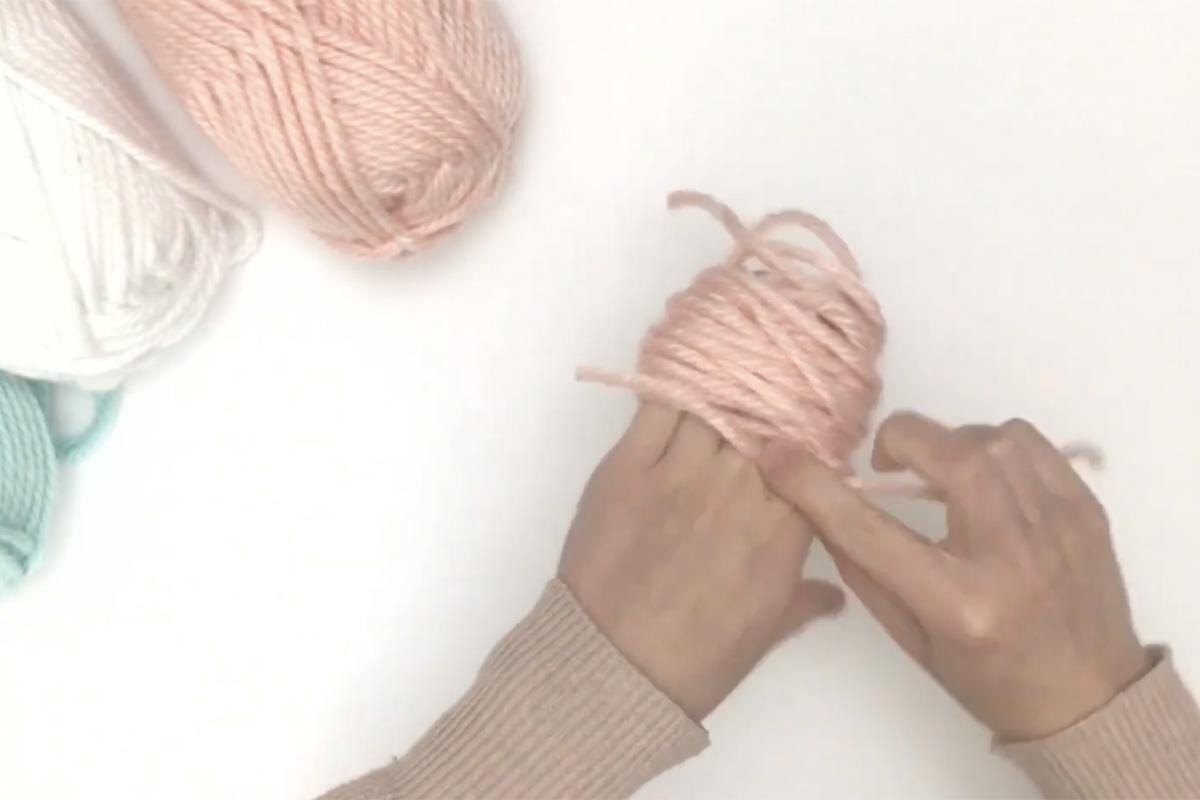 She Saved / YouTube📷Как собрать новогоднюю гирлянду из помпонов