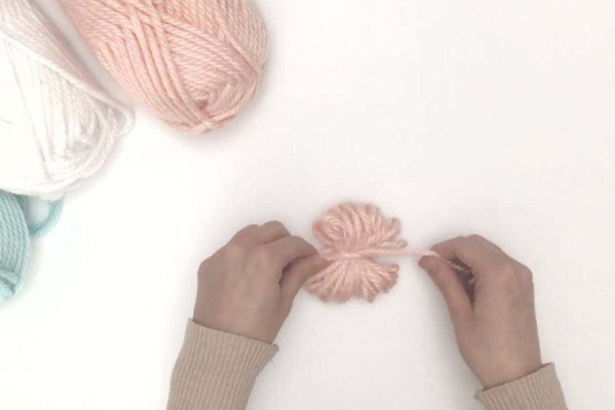 She Saved / YouTube📷Как собрать новогоднюю гирлянду из помпонов