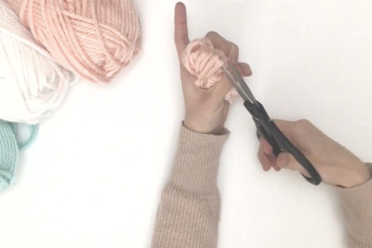 She Saved / YouTube📷Как собрать новогоднюю гирлянду из помпонов