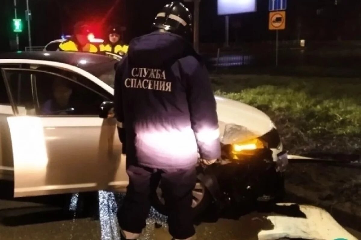    В Заволжском районе девушка за рулём легковушки наехала на препятствие