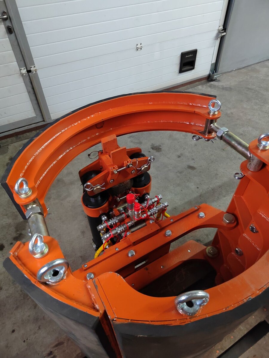 СТ-40В с возможностью работы в колодце диаметром 1000 мм. Бампер - с толстым слоем резины для распределения нагрузки на стенки колодца