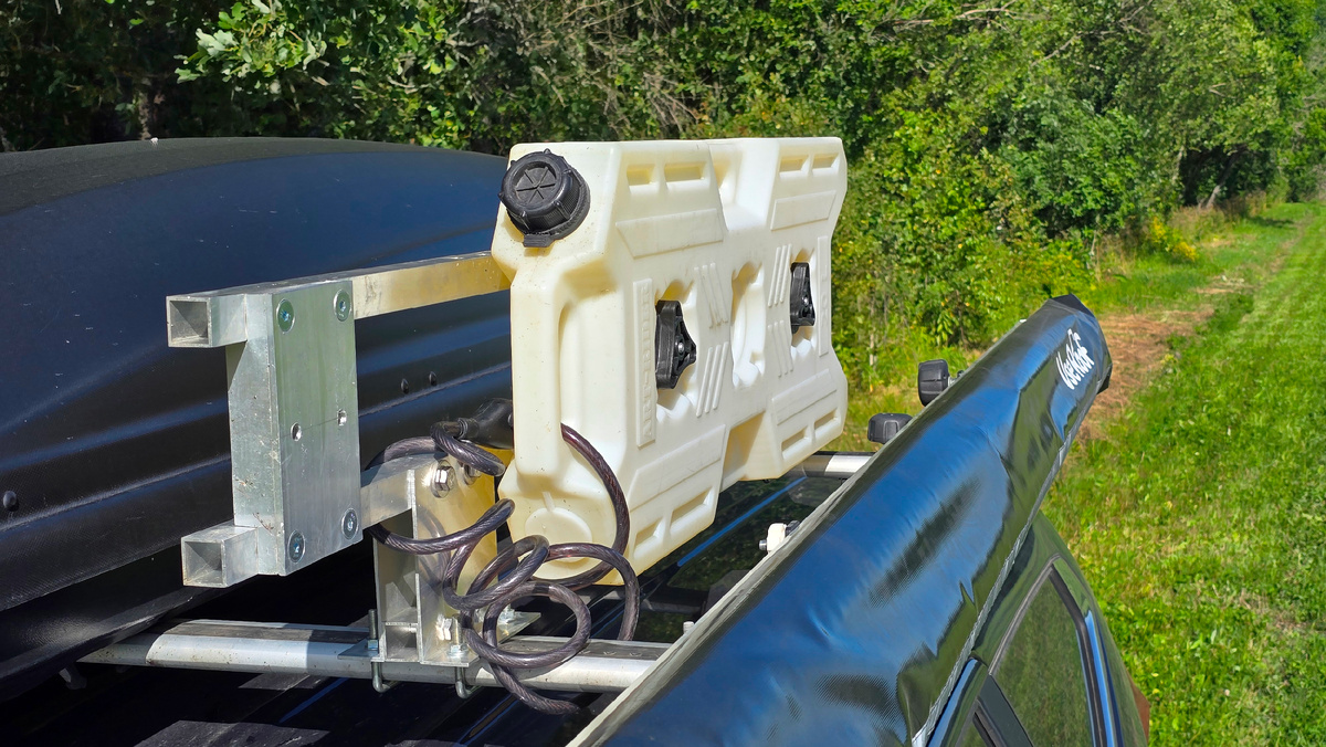 Бокс, канистра и маркиза.