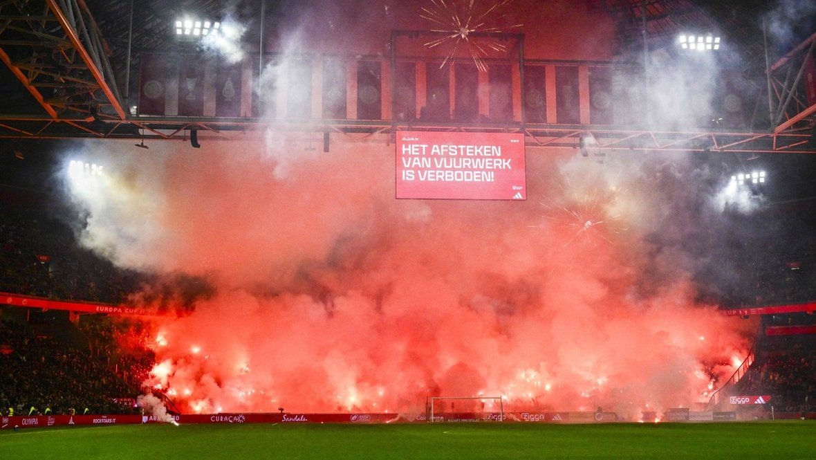    Матч «Аякс» — «Гронинген» был сорван из-за беспорядков. AFP