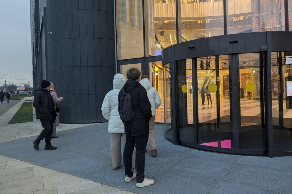    Утром у входа собрались первые посетители, однако все двери оказались закрыты. Анна ГРЕНЬ