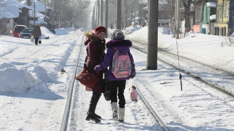     Девочки идут по рельсам зимой в Барнауле, 2011 год. Олег Богданов