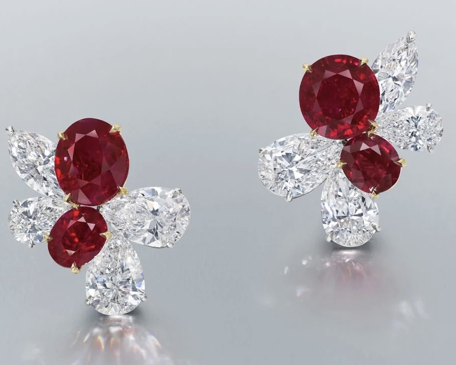 Бабочки из рубинов — еще один звездный лот
Пара сережек в форме красных бабочек ушла с молотка за HKD 25,5 млн ($3,3 млн), полностью попав в рамки предварительной оценки.
В украшении использованы овальные бирманские рубины весом 2,03; 2,11; 5,01 и 5,05 карат, а также бриллианты грушевидной и маркизной огранки, сверкающие на каждом изгибе.
Эти серьги — наглядный пример того, как роскошь и изящество могут жить в паре.