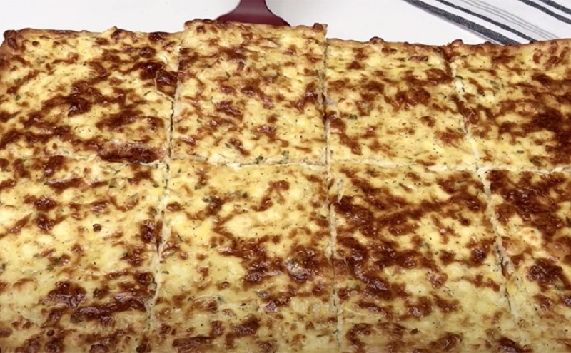 Вкусная сырно-яичная лепёшка: альтернативный вариант домашней пиццы для быстрого ужина