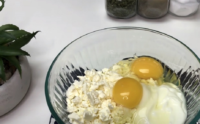 Вкусная сырно-яичная лепёшка: альтернативный вариант домашней пиццы для быстрого ужина