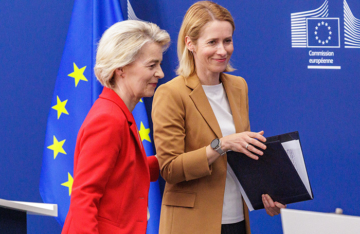     Глава Еврокомиссии Урсула фон дер Ляйен и глава дипслужбы ЕС Кая Каллас (слева направо). Архив. LIVIER MATTHYS/EPA/TASS
