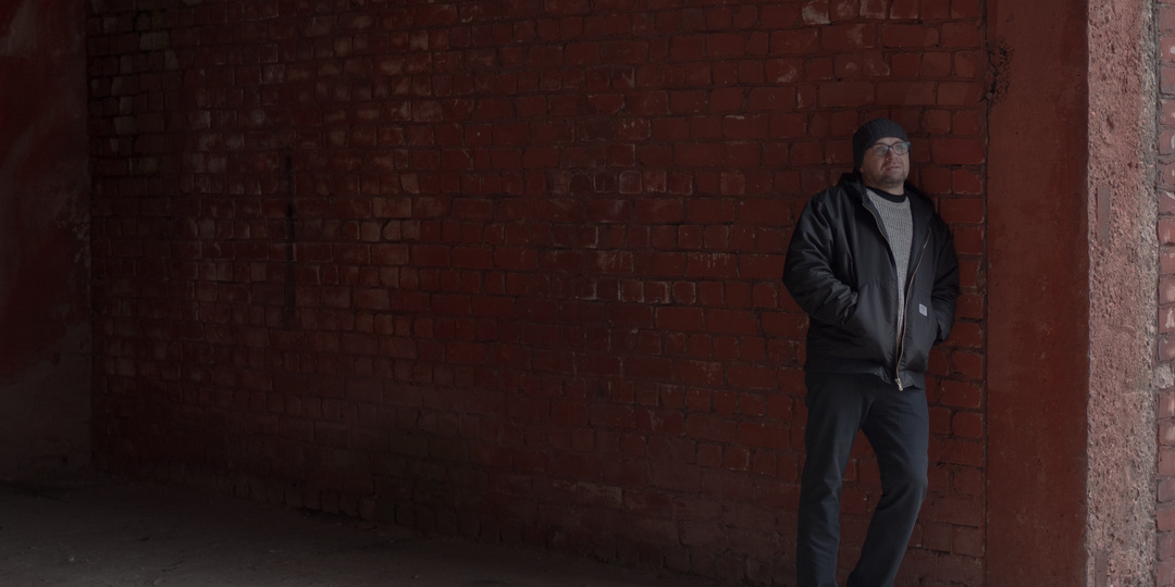 «Засыпьте его кровь толстым слоем хлорки»: как осужденный с ВИЧ сидел в тюрьме, а потом открыл на воле службу поддержки