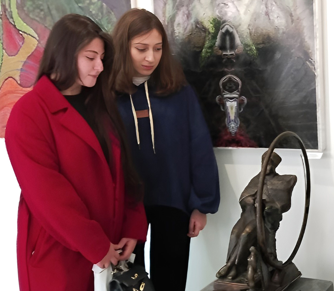 Посетители выставки знакомятся с работами Магомета Хабичева. Фото автора.