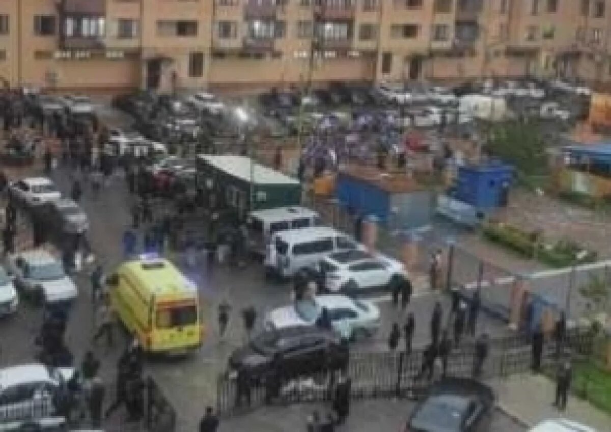    На место взрыва прибыла скорая помощь.