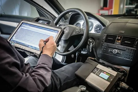 Современные автомобили оснащены сложными электронными системами, которые управляют различными функциями, от двигателя до систем безопасности. Компьютерная диагностика — это высокотехнологичный метод, позволяющий быстро и точно выявлять неисправности в этих системах.

Процесс диагностики начинается с подключения специального оборудования к диагностическому разъему автомобиля. Это позволяет получить доступ к данным, которые хранятся в электронных блоках управления (ЭБУ). Специалисты могут считывать коды ошибок, анализировать параметры работы систем и выявлять потенциальные проблемы до того, как они перерастут в серьезные поломки.

Преимущества компьютерной диагностики включают:

1. Скорость и точность: Быстрое определение неисправностей без необходимости разборки автомобиля.
2. Экономия времени и средств: Раннее выявление проблем помогает избежать дорогостоящих ремонтов в будущем.
3. Комплексный подход: Возможность проверки всех систем автомобиля за короткий период времени.

Если у вас возникли проблемы с автомобилем, не откладывайте решение на потом. Обращайтесь к специалистам нашего автосервиса, которые проведут качественную компьютерную диагностику и помогут вернуть ваш автомобиль в идеальное состояние. Мы гарантируем профессиональный подход и высокое качество обслуживания!